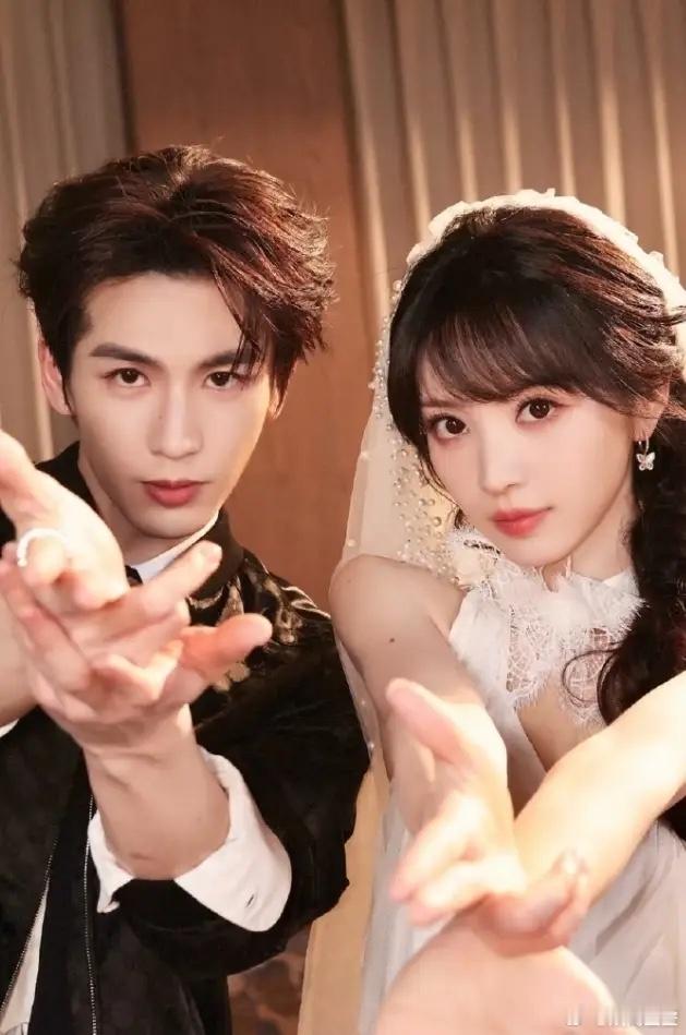 张凌赫田曦薇经纪人庆功宴敬酒！这俩人和解已经很明显了，当年确实为了李一桐，邓伦，