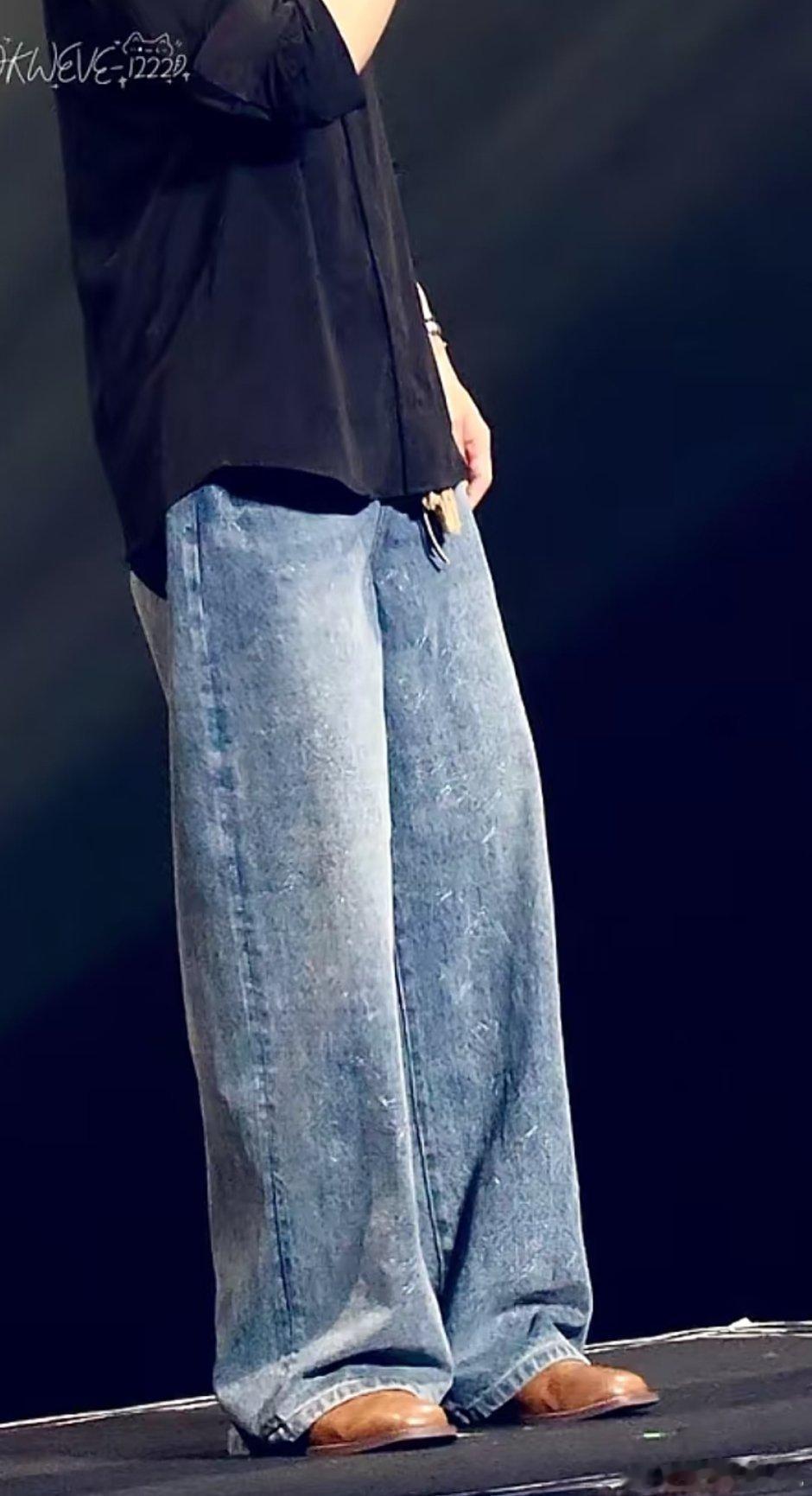 于适演唱会上这条牛仔裤来自DAZZLE特别定制✨     时尚灵感解读时尚头排客