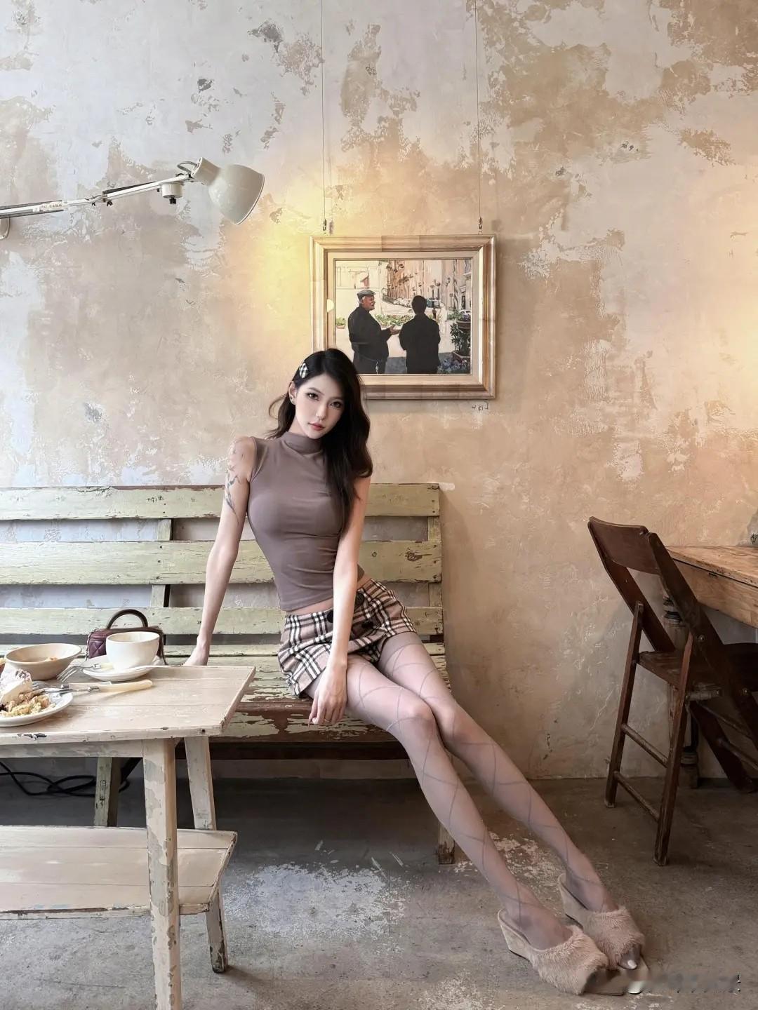 枫叶🍁|穿搭：格纹半裙｜丝袜+毛毛拖的温柔杀您喜欢漂亮的女孩子吗高跟鞋一般穿多