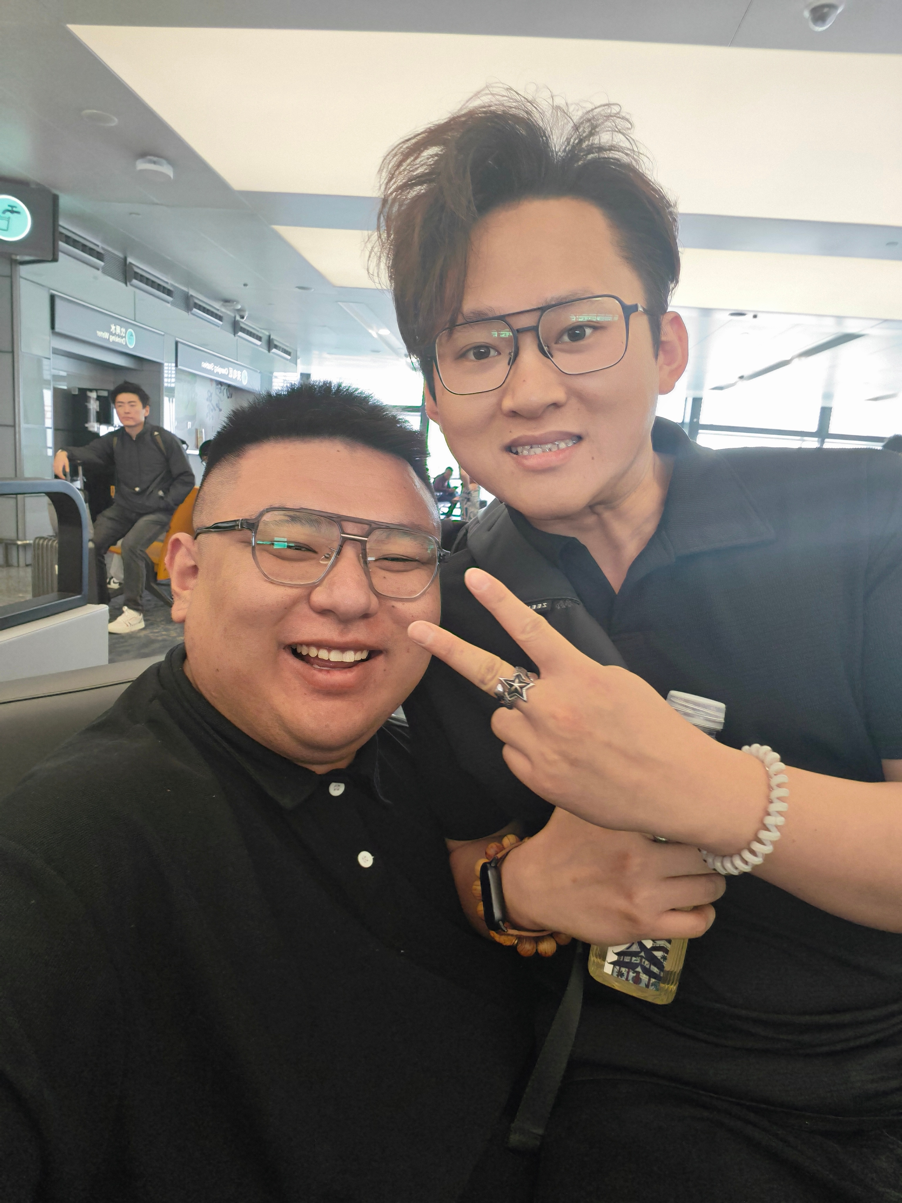 这人走过来就坐我腿上 吓我一跳我还以为到成都了