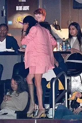 哈哈哈我看到有网友说，梅根昨天的照片更证明了一件事，那就是梅根可能真的不会熨烫衣