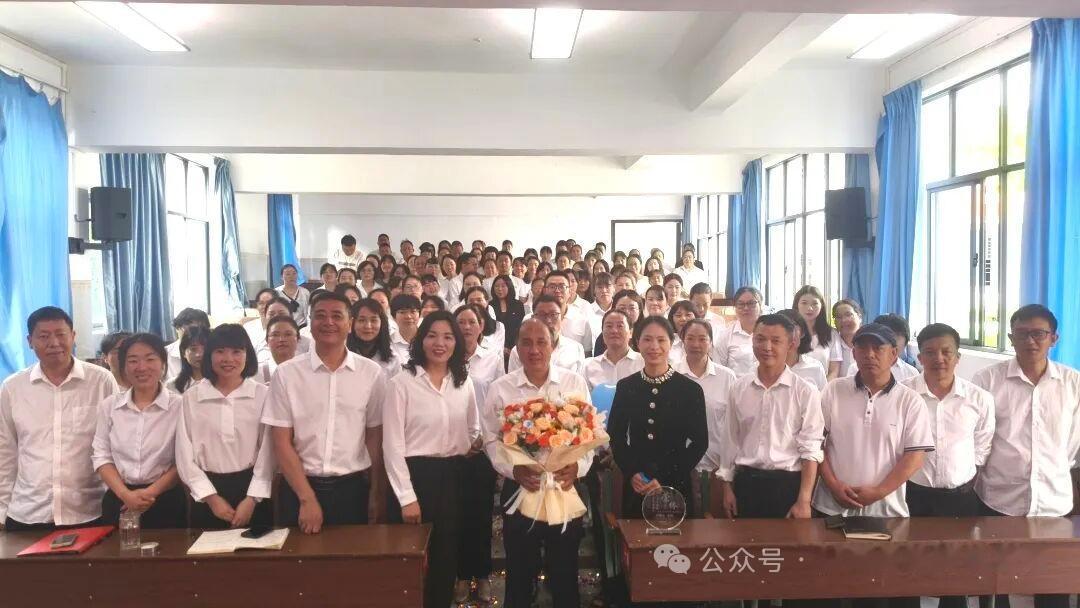 云南泸西县建设第一小学近日为邢曙光老师举行光荣退休仪式！