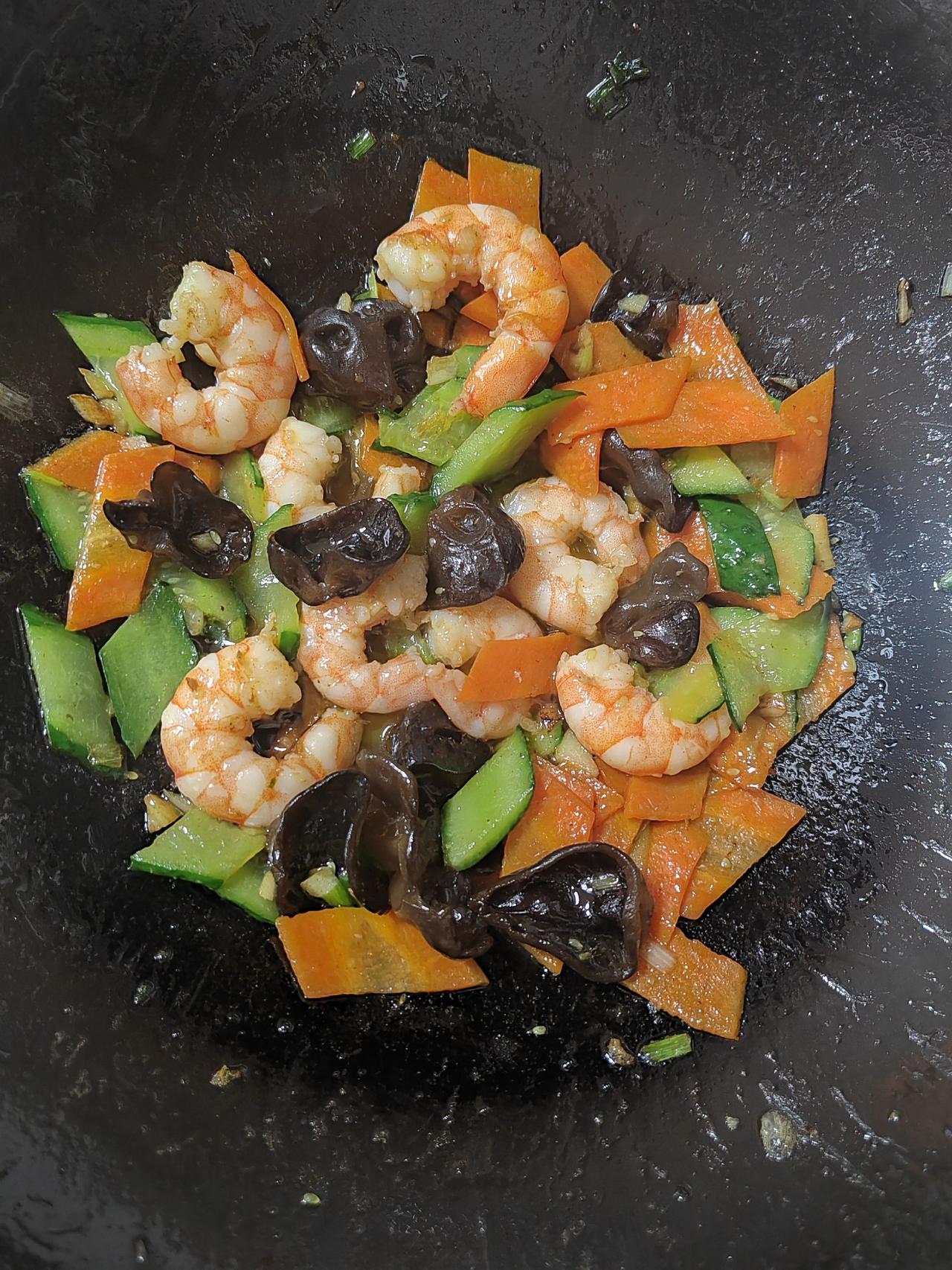 🍤3分钟简单下饭菜，清爽鲜香巨解腻！

1️⃣热油，虾仁用胡椒粉腌过，炒变色。