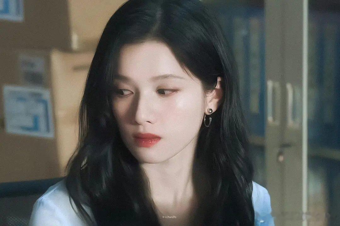 野狗骨头新预告看完《野狗骨头》预告有点期待了，张婧仪这张脸太适合演戏了，大气又有
