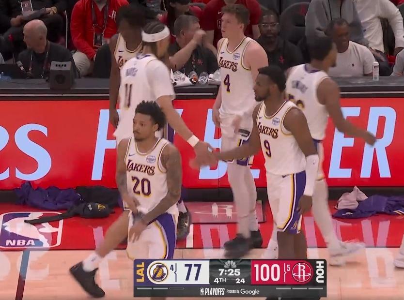 投子认负，湖人换下詹姆斯等主力宣布投降，火箭将比分扳至1比3，下场火箭还能赢一场