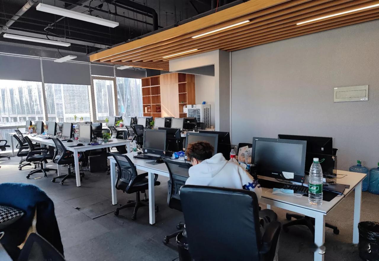 00后美工绩效被部门领导打C，原因是两个月前就启动的企业文化墙设计方案到现在还没