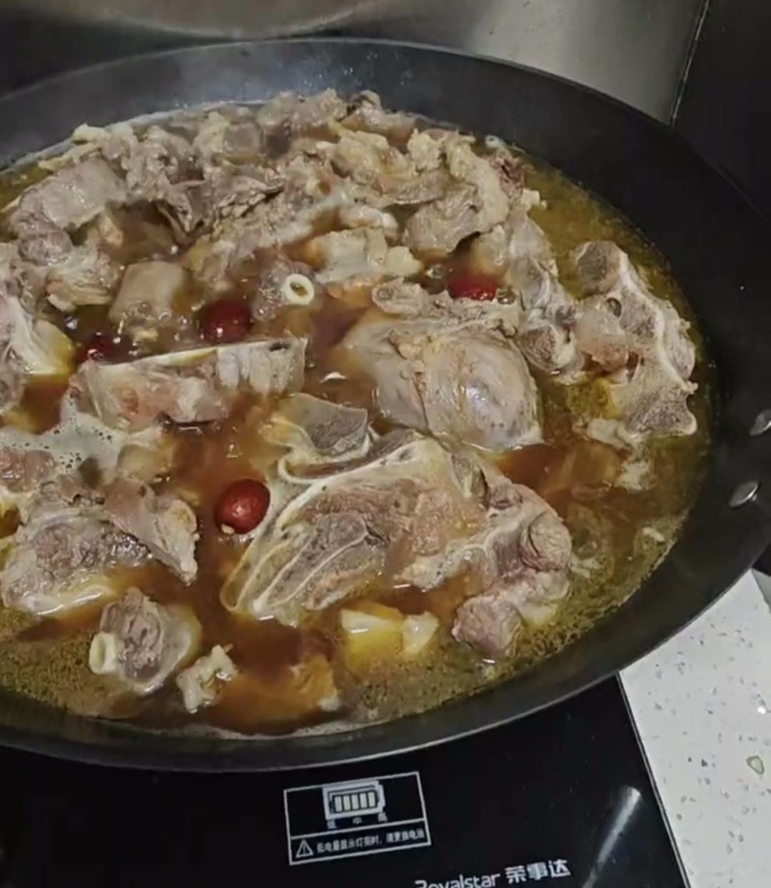 23栋老秦家找做饭的，不知道怎么找到我了。我跟老秦不认识，只是知道他退休前是做特