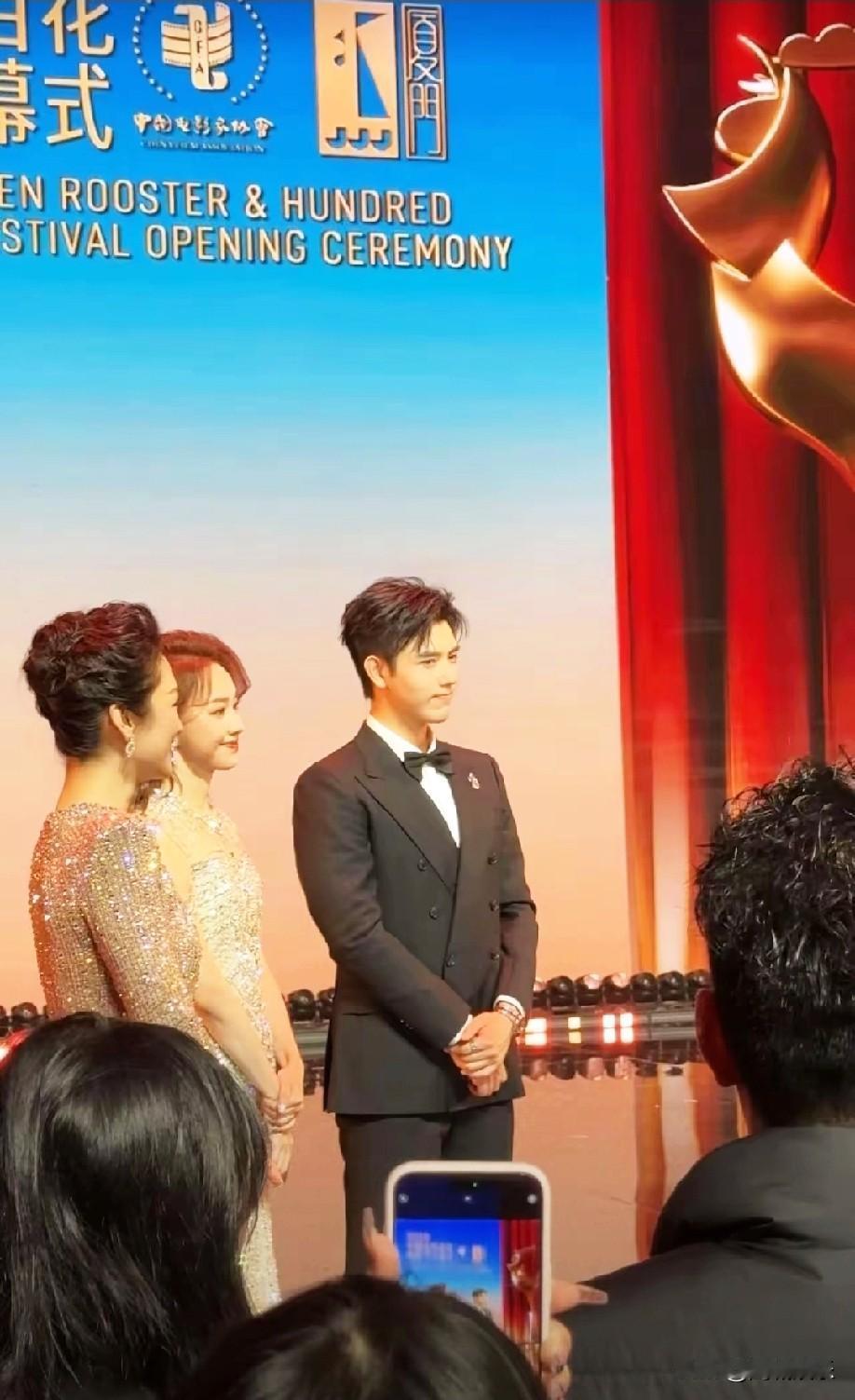 昨天晚上的金鸡奖开幕式，星二代陈飞宇首次主持就站 C 位，让蓝羽和戴小楠做陪衬，