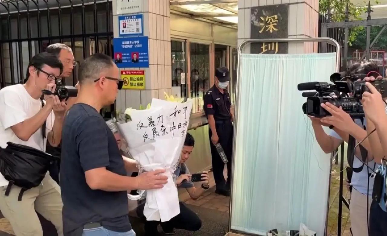 深圳市民，悼念日本人学校，遇害10岁男童：
1、和平万岁，中日友谊万岁，反暴力