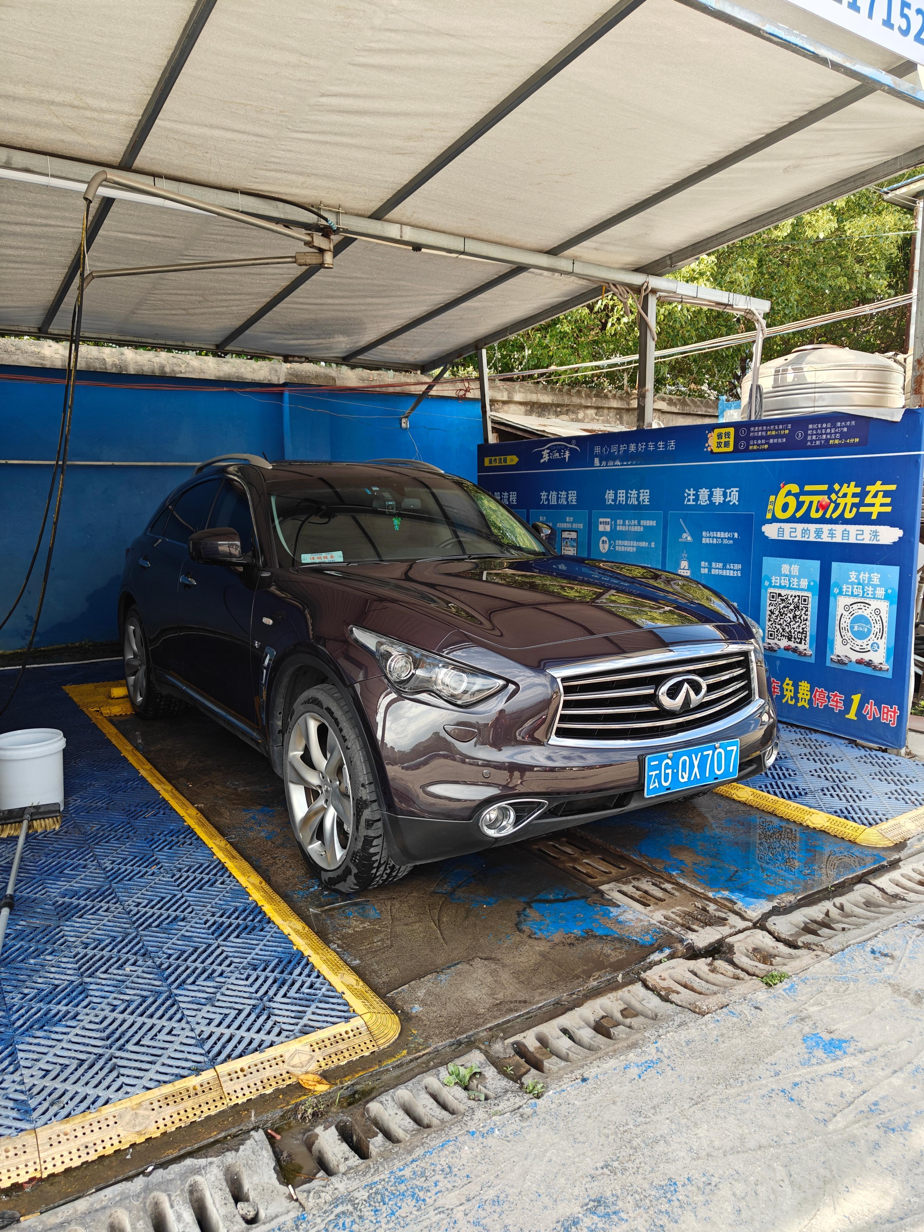 周末来了，一口气自己洗两台车，配个虎扑式文案:燃油车使用成本绷不住了，为了加油都