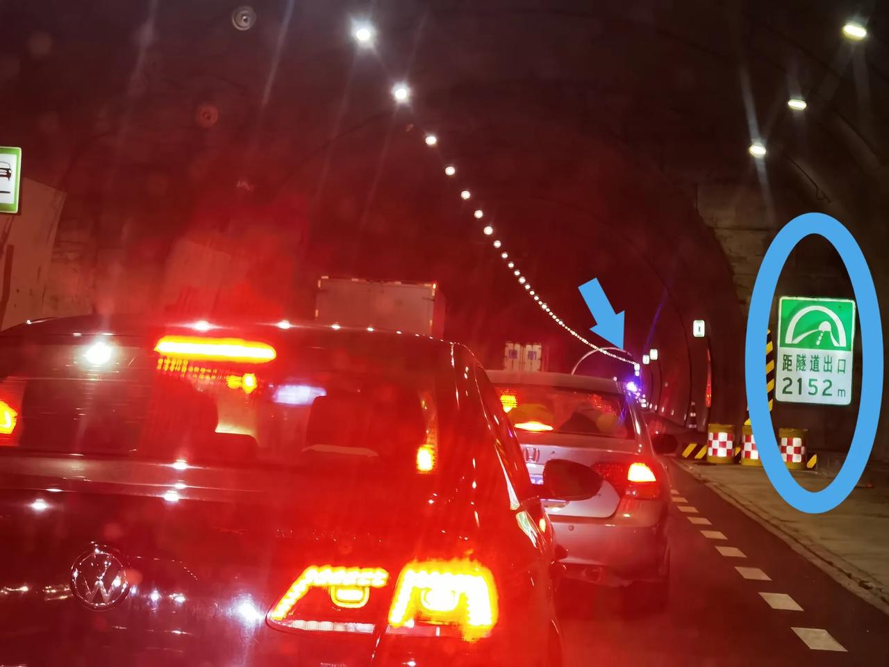国庆堵车，距离隧道口还有2150多米！换你，会急吗？
       10月1日国