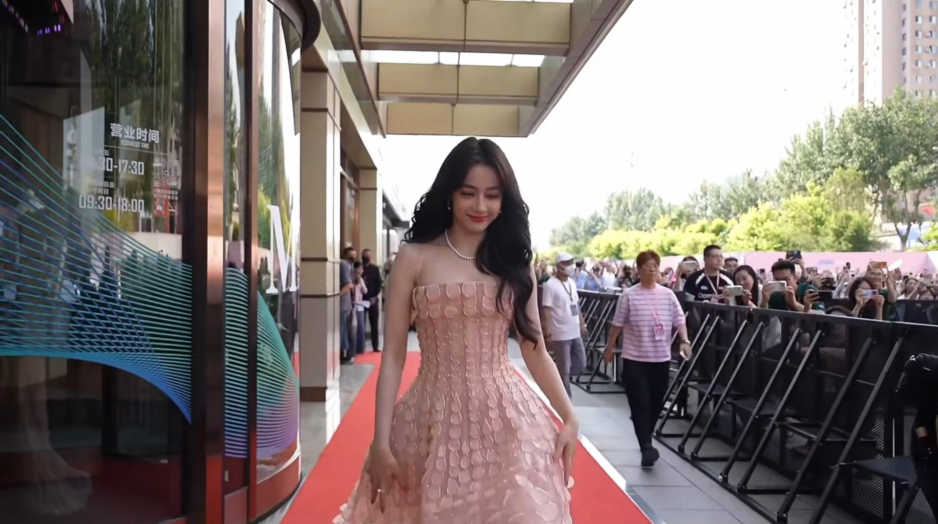 迪丽热巴｜品牌活动女士今日亮相线下活动高定新造型 ，演绎 Phan Huy 20