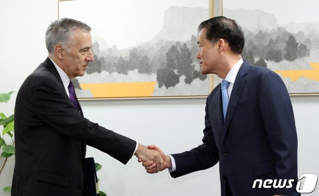 #韩国社会#【韩国统一部部长与驻韩美国大使会面】

韩国统一部部长金英浩9月22