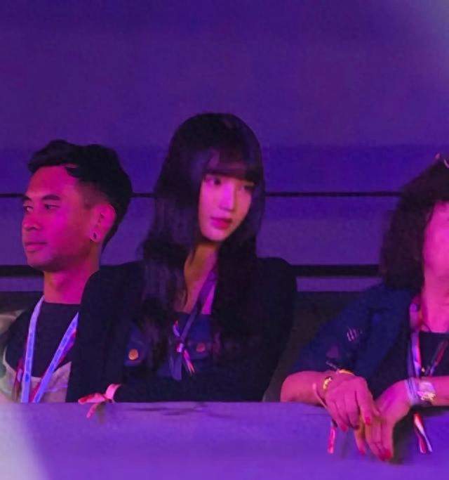 林俊杰一句“别害羞”上热搜！牵素人女友看F1，这安全感绝了