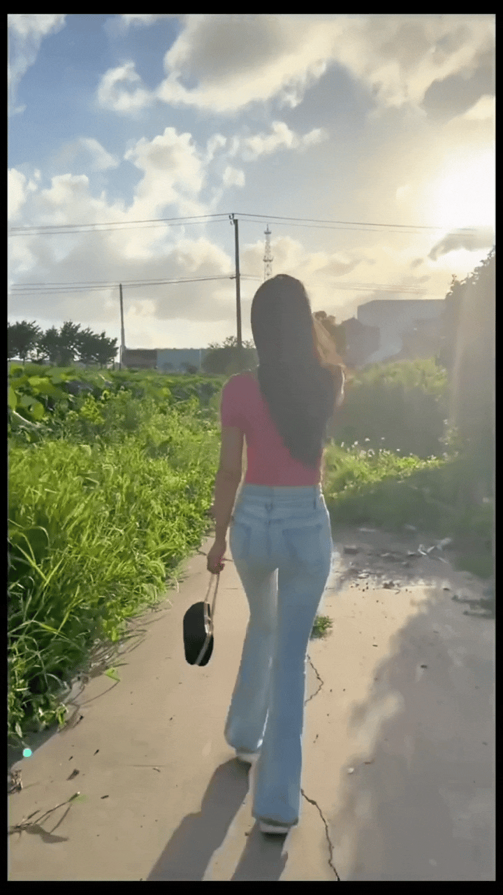 这位小姐姐的美丽背影成了乡间小路上的一道靓丽的风景！
