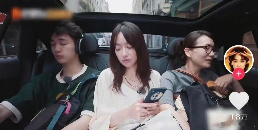 为什么弟弟霸占那么大位置让女生坐的那么挤 ​​​