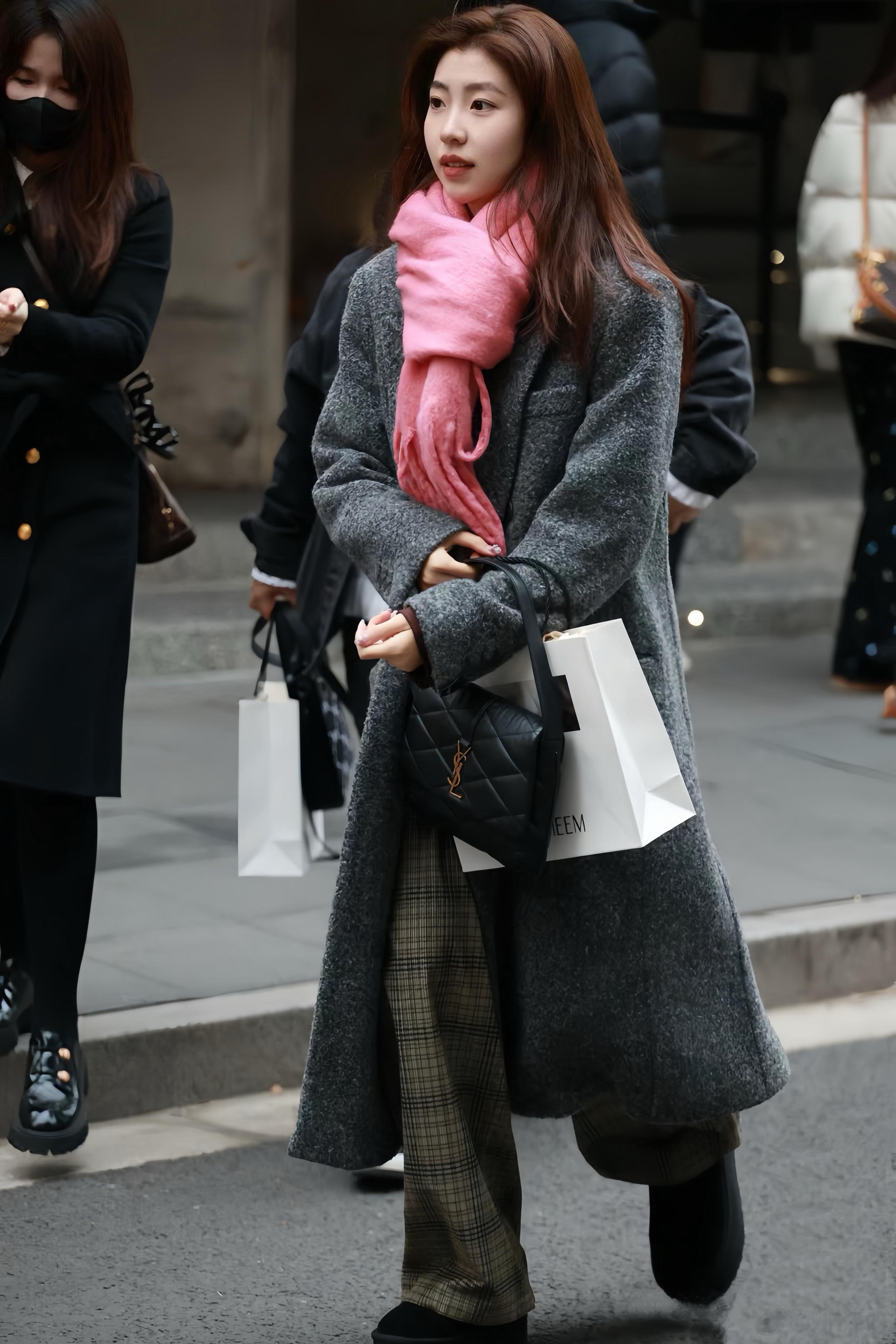 刷到了自己哈哈哈哈哈被抓拍 ​​​