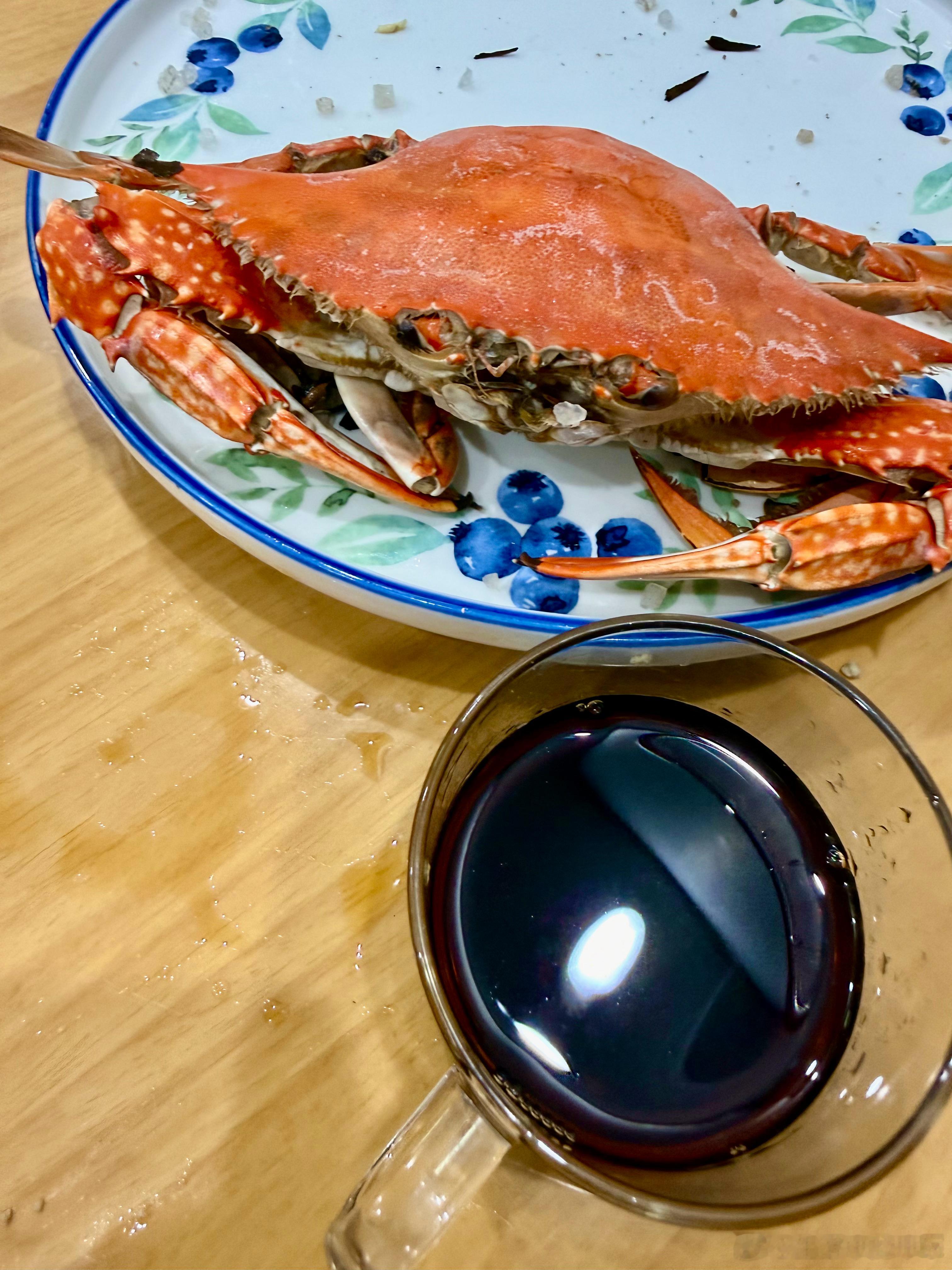入秋第一只螃蟹，来杯温酒。虽然不肥，还是挺解馋的。 ​​​