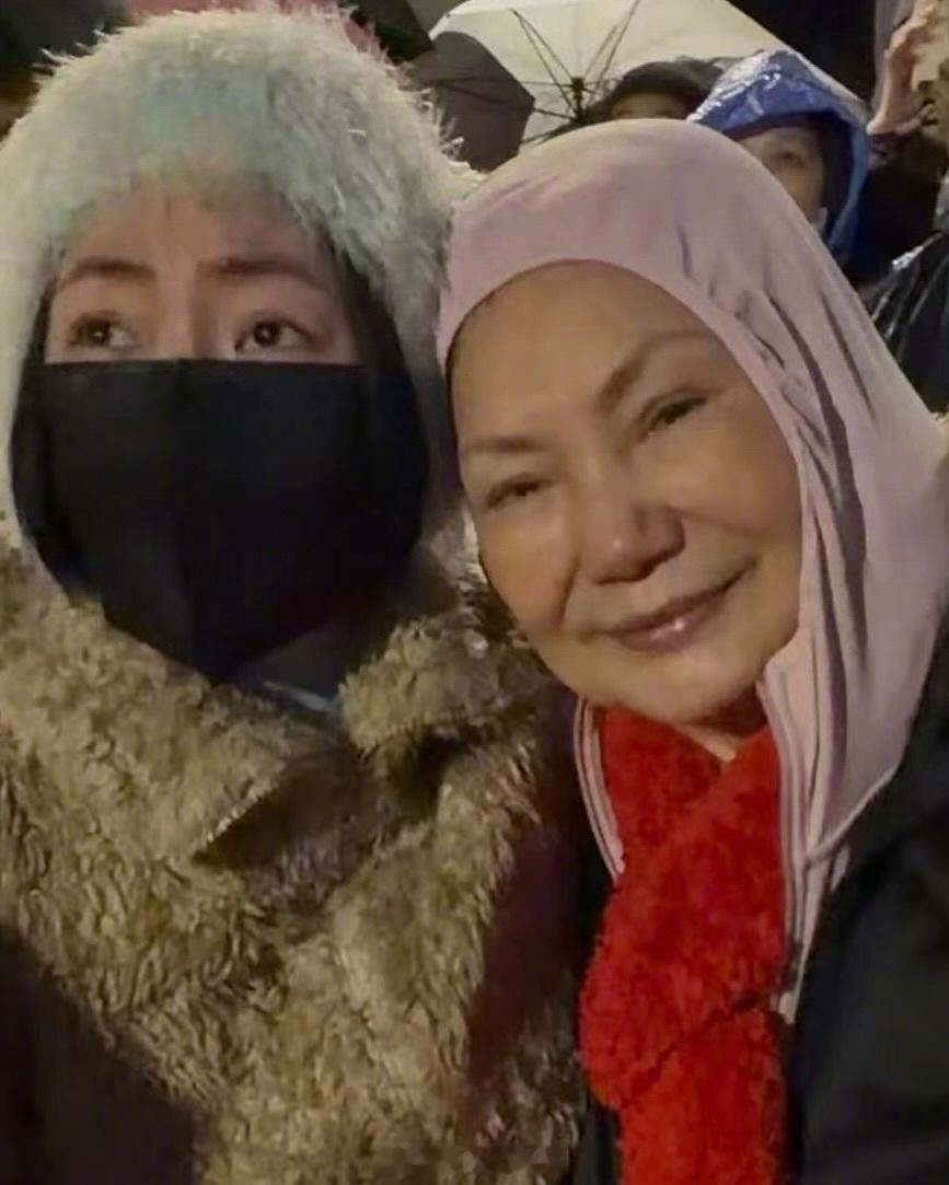 小S拥抱妈妈晒跨年照小S跨年带S妈看烟火没有大S的首个跨年！小S照惯例带S妈看烟