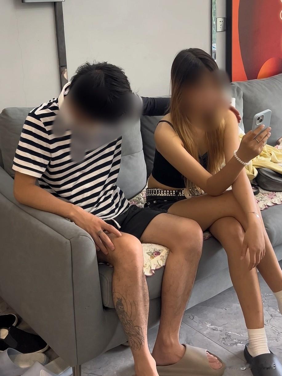 可悲可叹！广东，一女子对新交的黄毛男友疯狂上头，天天跟对方腻歪在一起，还未婚给男