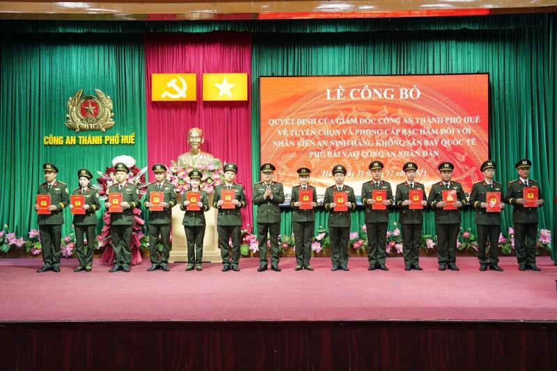 越南富排国际机场58名航空保安人员被选拔为正式警察
12月31日，顺化市警方举行