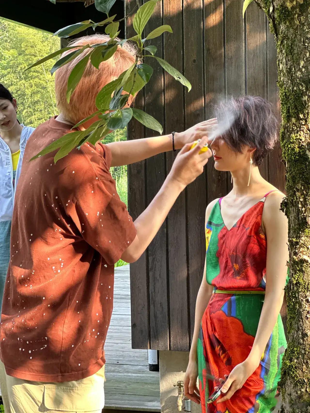 演员车晓晒出自己的摆拍造型，真是身材好了，穿什么都好看，无论什么样的服装穿在她身