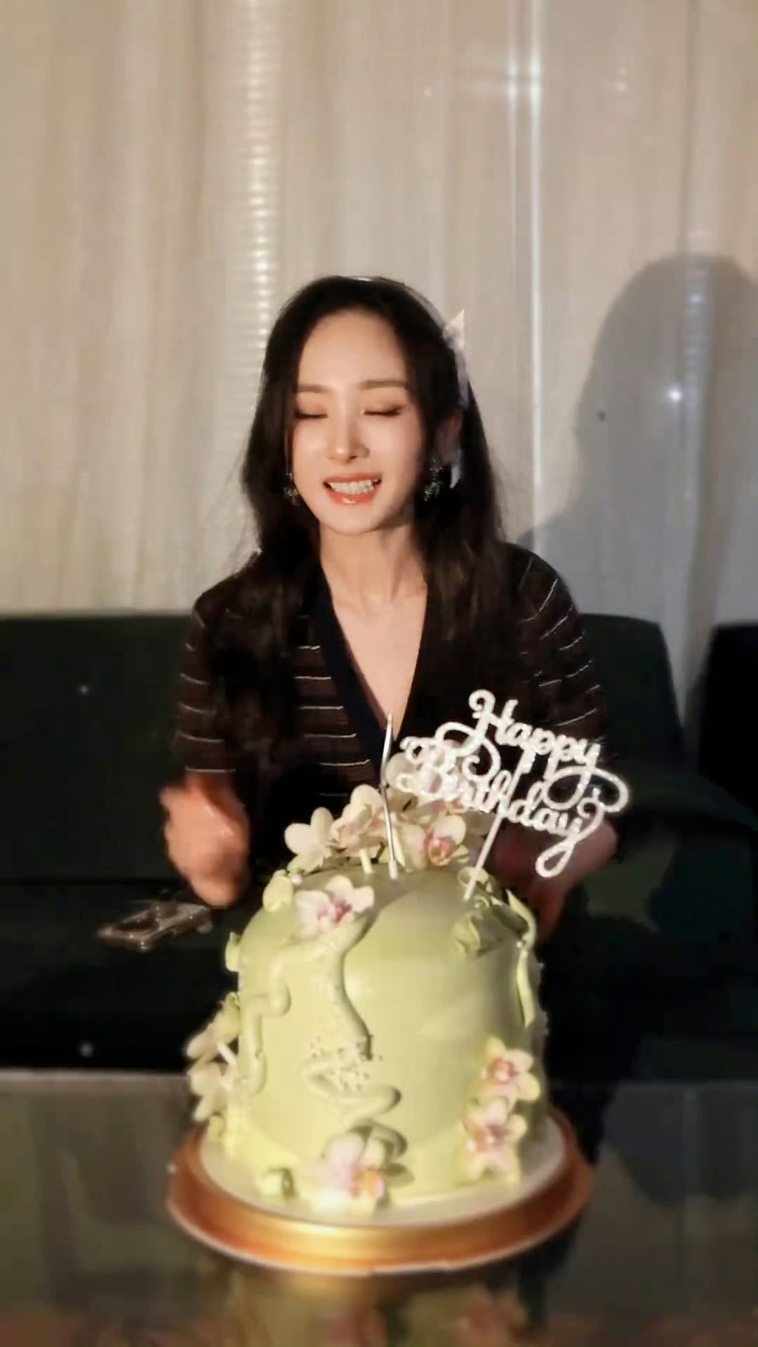 杨幂把衣服穿出了高定感真正的时尚是赋予衣服灵魂，杨幂一身穿搭看似低调，却因为她的