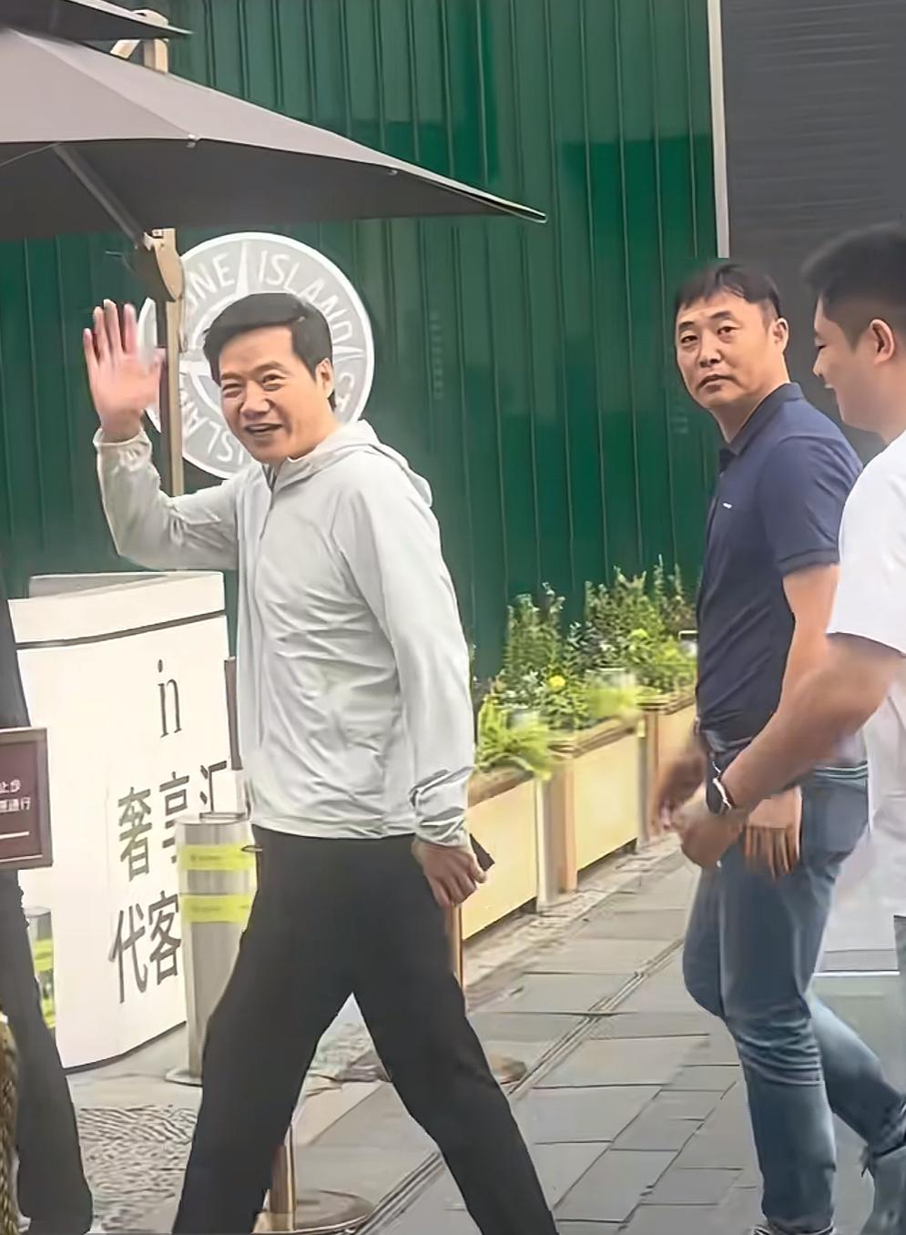 千亿老总杭州排队吃早餐

9月15日早上，网友在杭州西湖边老字号知味观偶遇雷军、