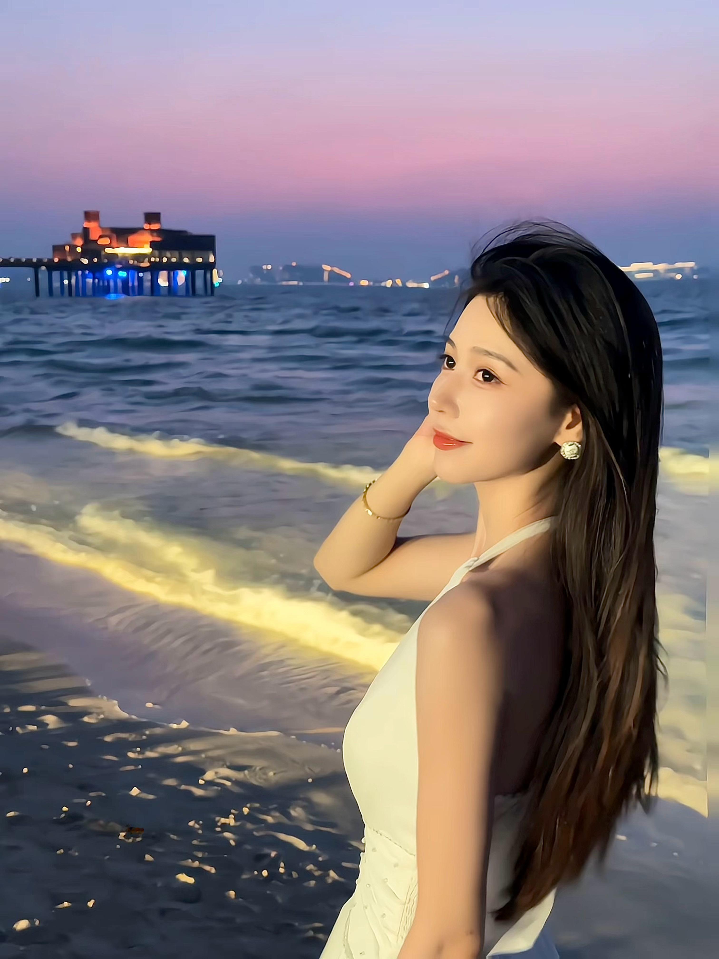 波斯湾的海水真的很蓝很好看呀 