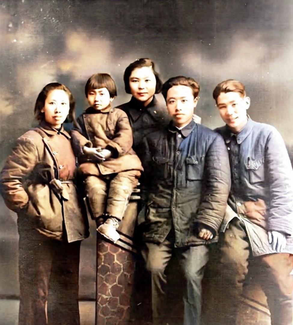 1946年7月，毛泽民夫人朱旦华结束新疆数年牢狱磨难，带着孩子辗转回到延安，两家