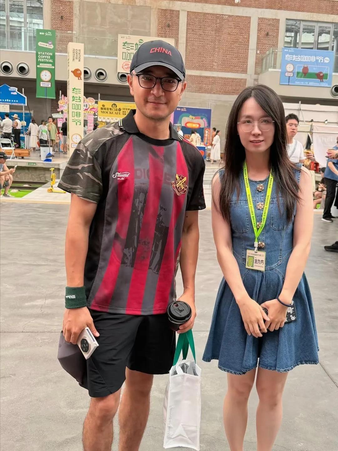 尼格买提现身北京咖啡节参加活动，他穿衣打扮简单凉爽，真人看起来很有男人味，身材强