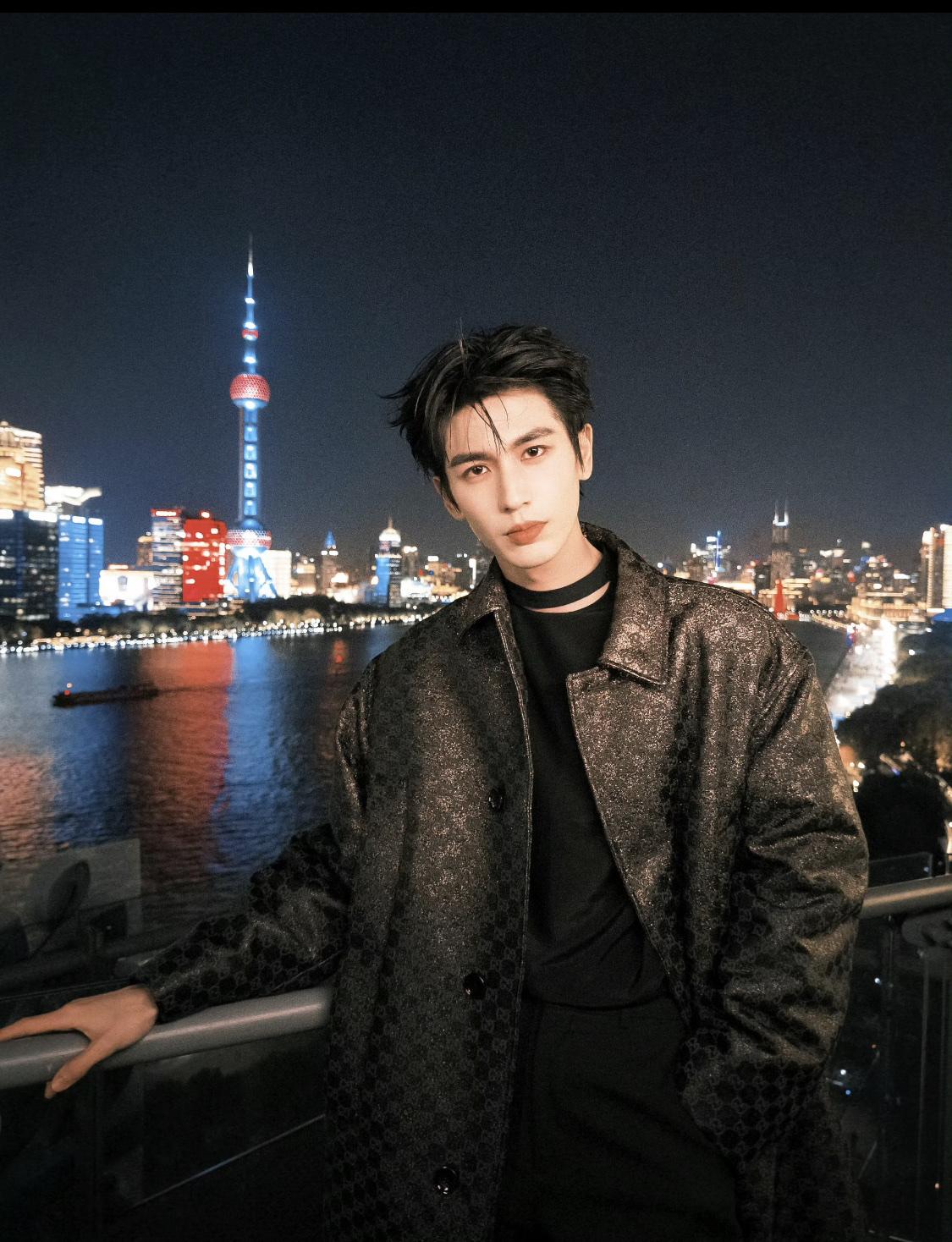 张凌赫曾经说过想把《天下》当作自己角色的主题曲，很多博主剪辑《逐玉》谢征这一角色