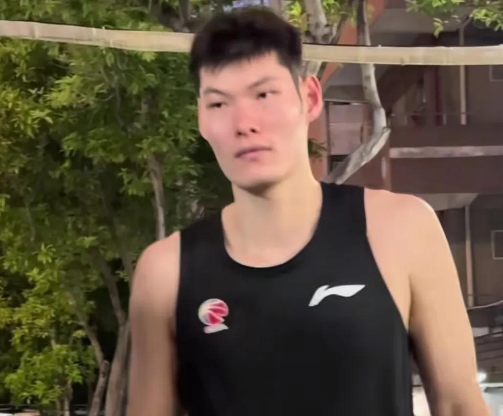 私交深厚，球迷猜测王洪泽举荐刘李
 
王洪泽邀约前来东莞试训的刘李聚餐，在不少球