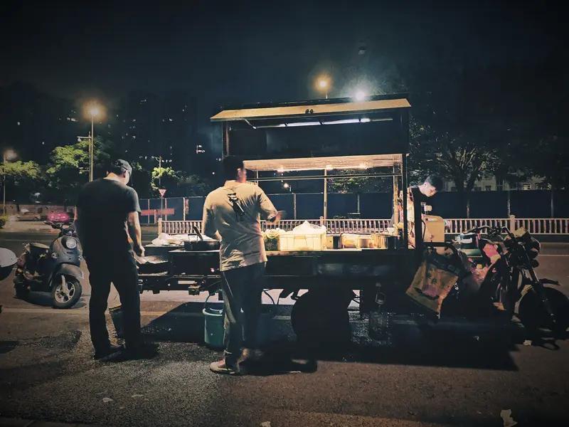 民警暖心救助 杭州这事儿太暖心了！12月23日傍晚，在临平区塘栖镇莫家桥村附近，