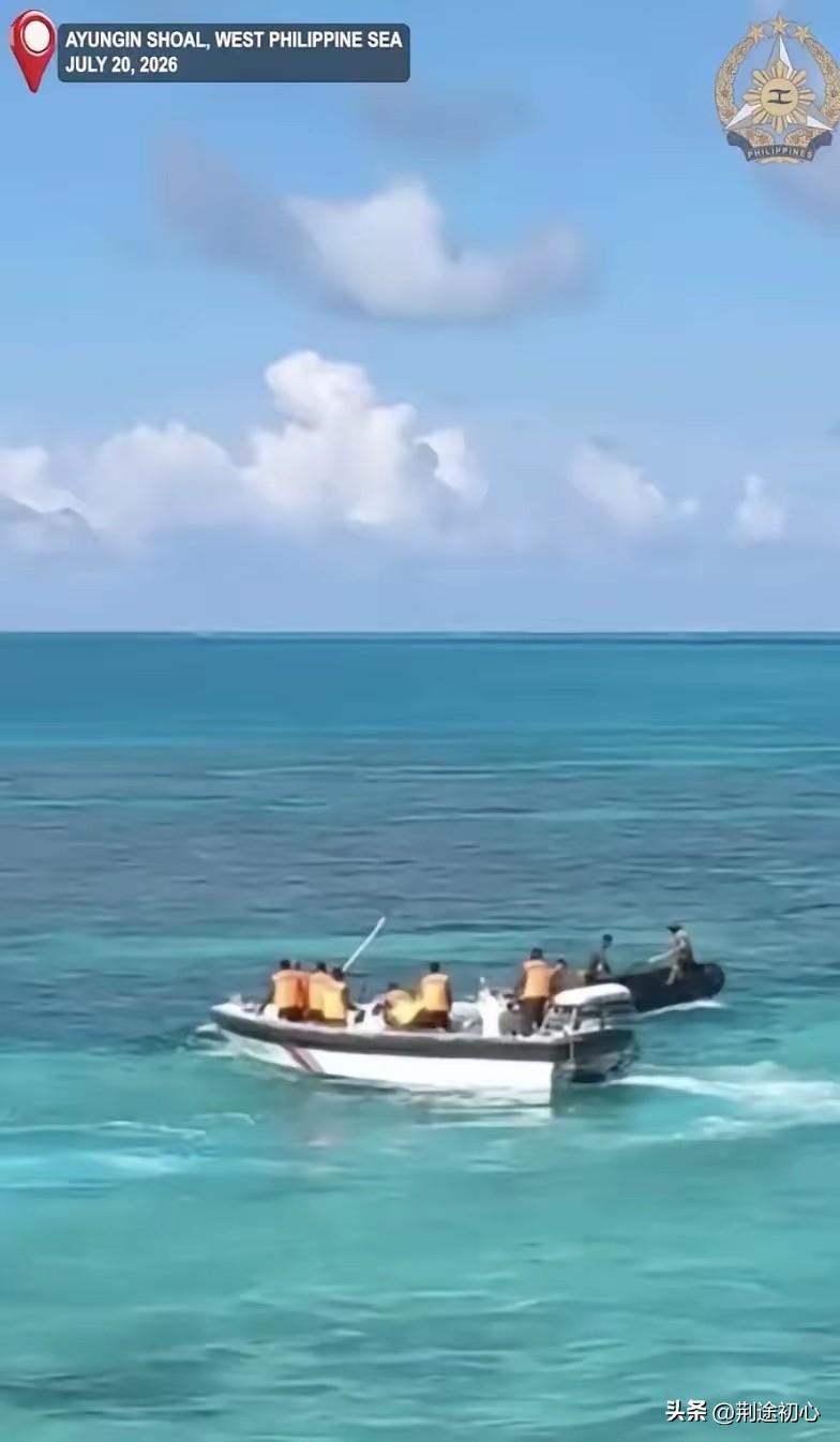 队员：队长那儿有条小船
队长：靠近点观察一下
队副：上面好像有两个“人”？
队长