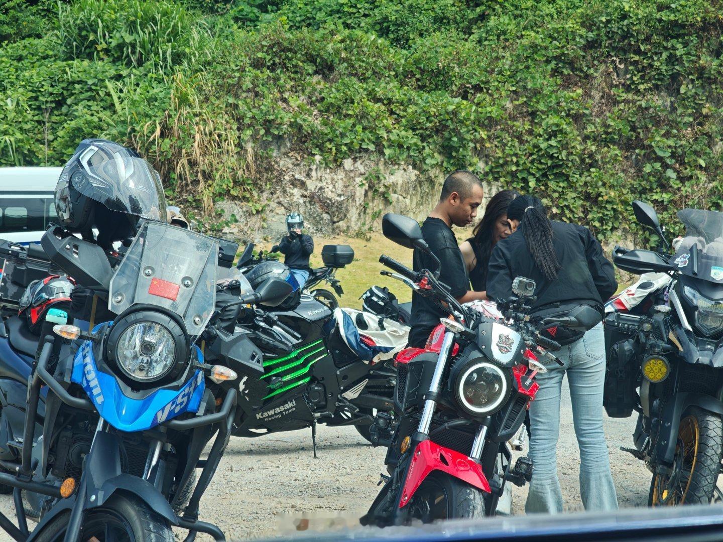 开老旧燃油车等人就是挺麻烦的~没办法吹空调听音乐[捂嘴哭]还好今天不算热~等了大