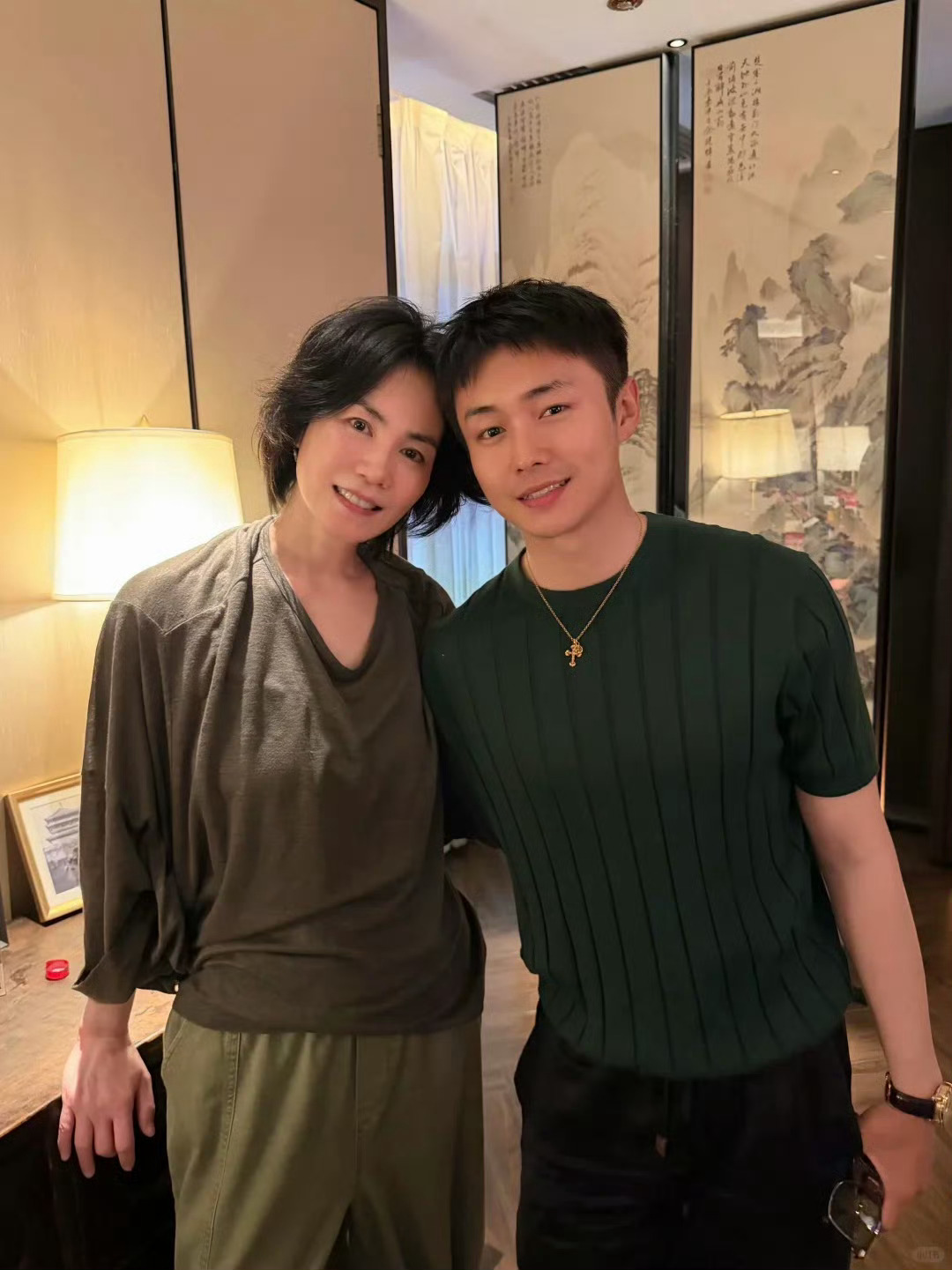 翟子路晒与王菲合照王菲翟子路合照 哇是新鲜的王菲，谢谢翟子路 