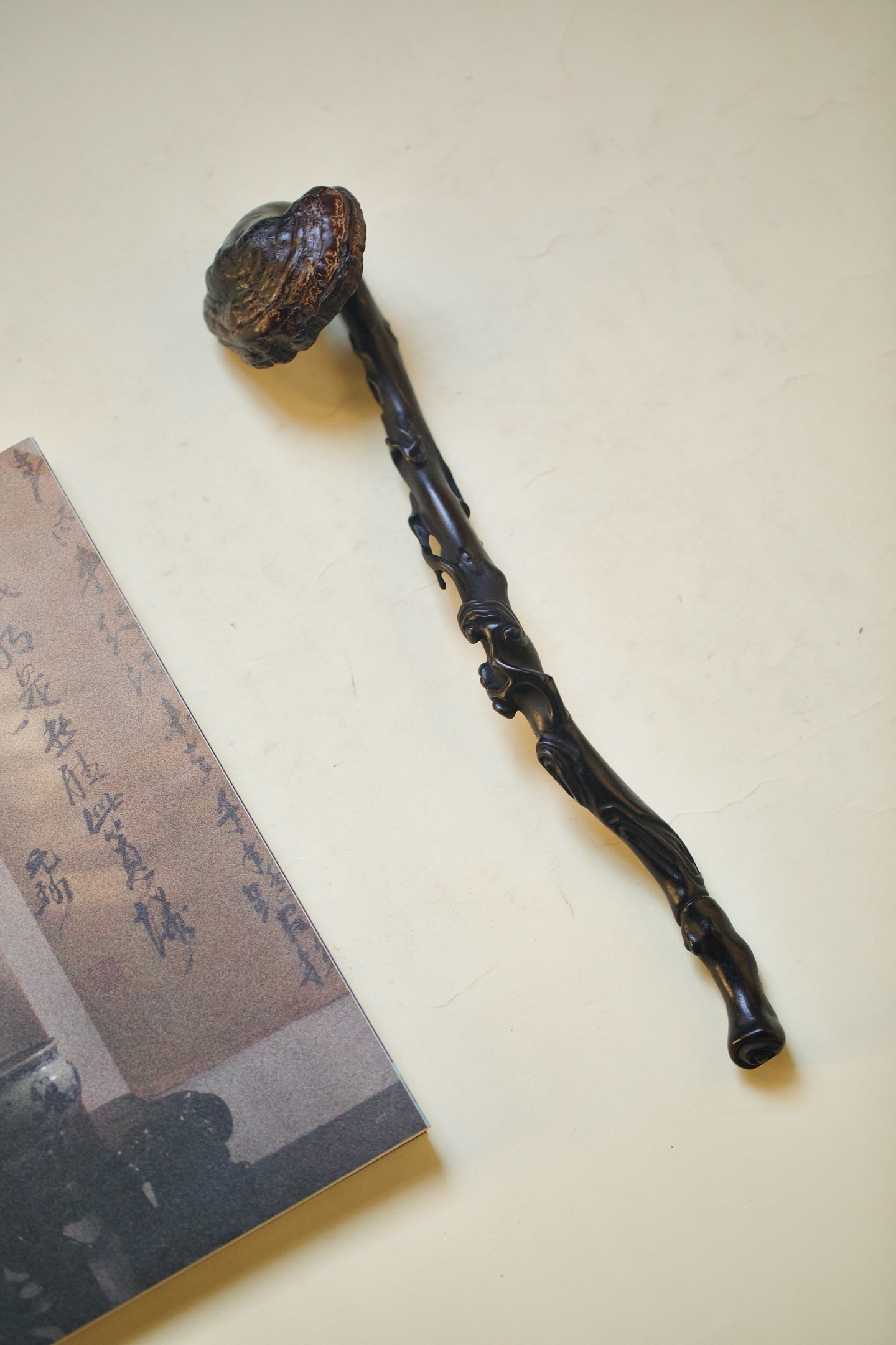 天然灵芝 | 如意如意首端嵌天然灵芝，菌盖纹理层叠，包浆温润，凝萃着山野间的自然