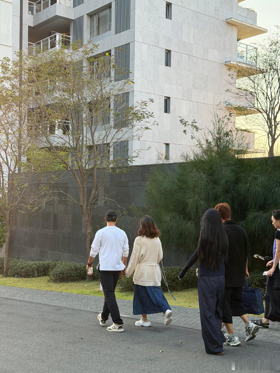 网友三亚偶遇韩庚卢靖姗一家韩庚卢靖姗一家三亚度假 网友三亚偶遇韩庚卢靖姗一家，卢