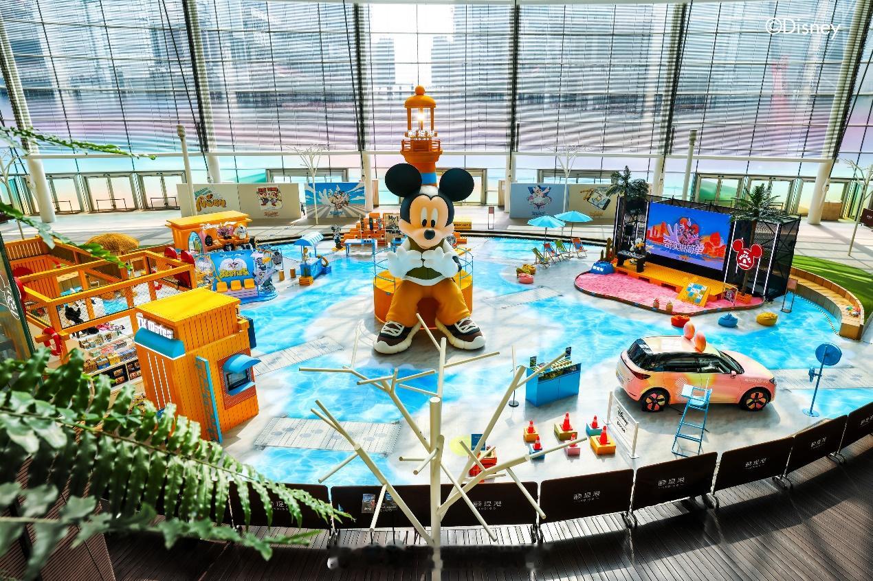 smart× Disney再度跨界共创，smart 1 经典焕新款米奇限定艺术车