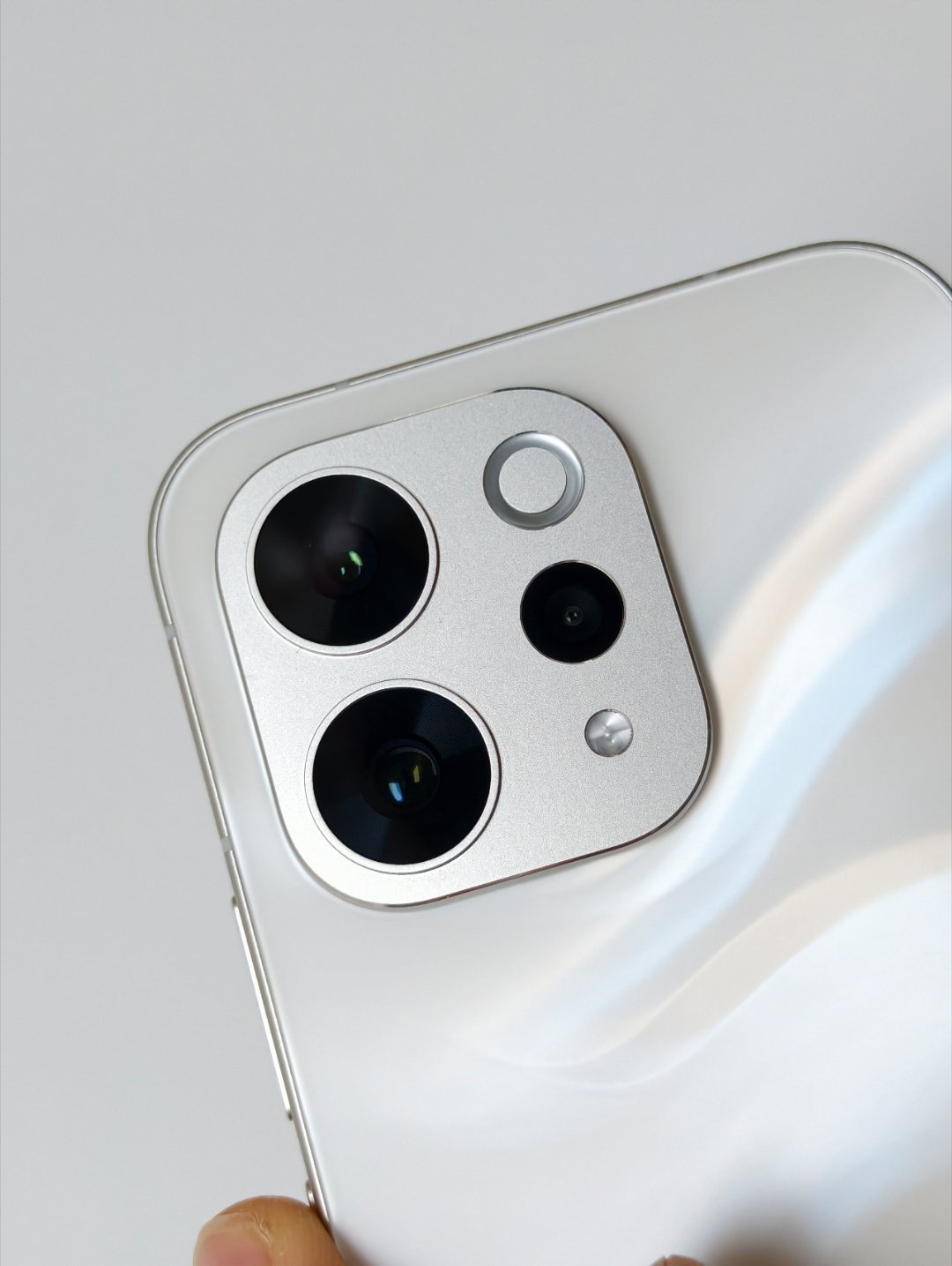 不知道大家感受如何，蓝厂的S50这个告白是真能给人治愈感的，光线强烈的时候看着会