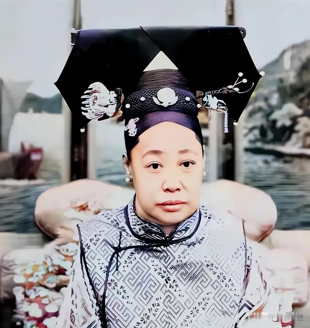大家自己看，这位清朝的妃子像谁？最近争议挺大的一个人。一个所谓的慈善家，歌唱家。