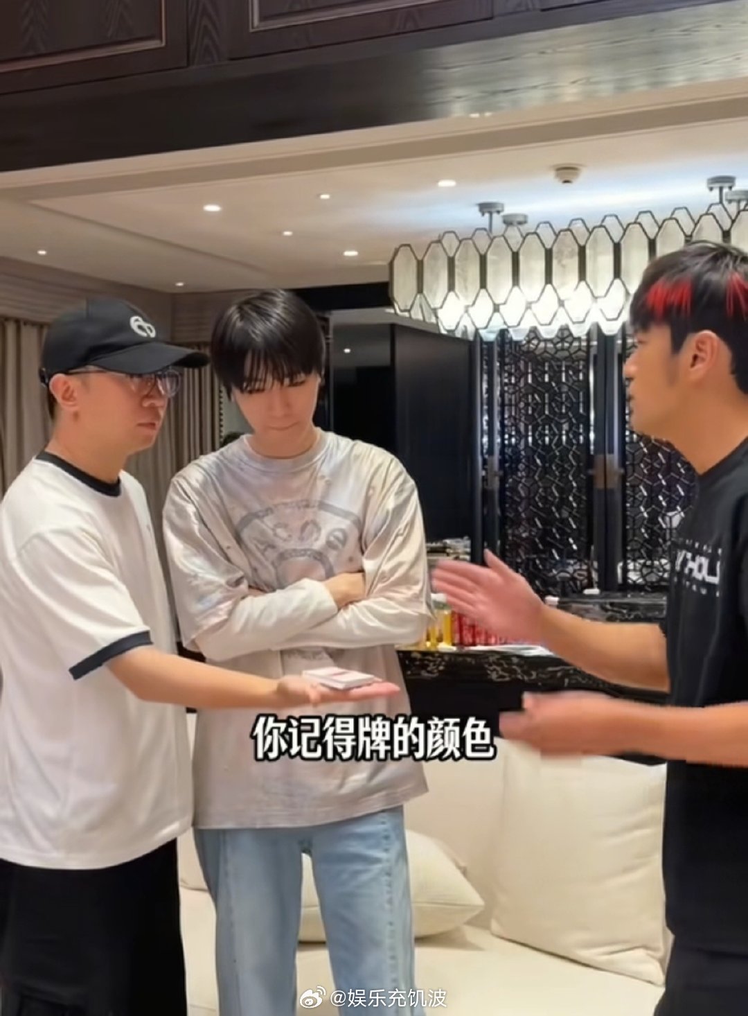 周杰伦让杨迪加班到一点半杨迪说周杰伦不i了很难想象内向害羞的周杰伦，对待节目内容