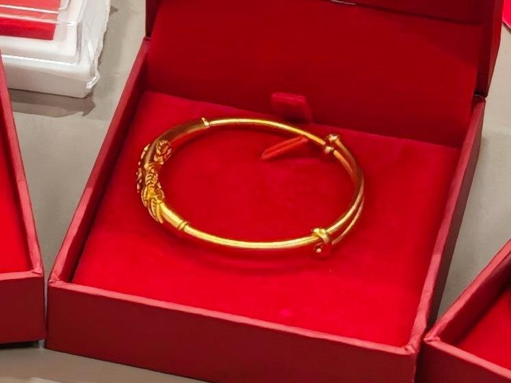 金价下跌买30克镯子差价有一万多有没有小伙伴能目测，这个有多重🤣 