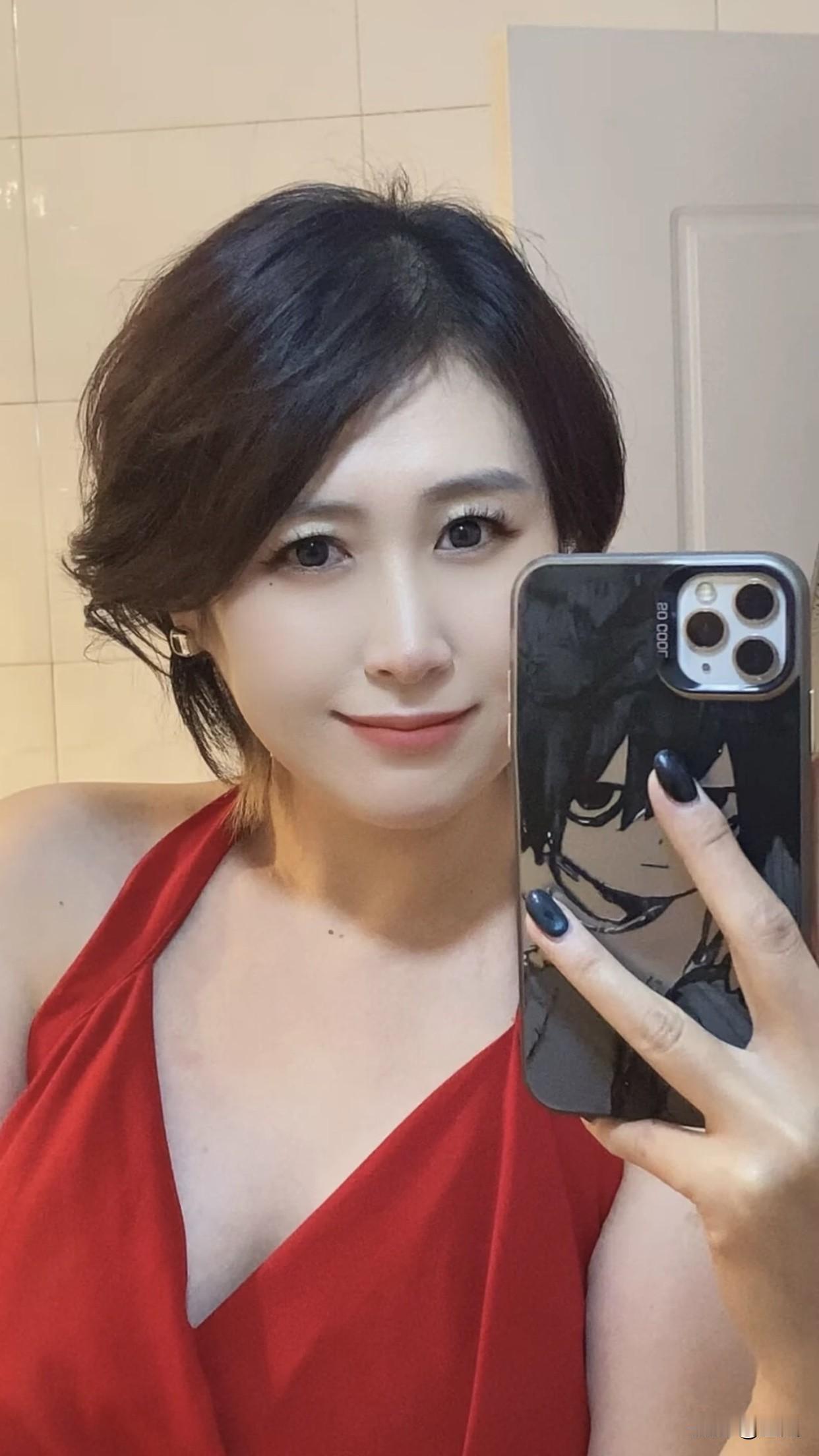 妆容日常分享红衣照影，镜中人笑。