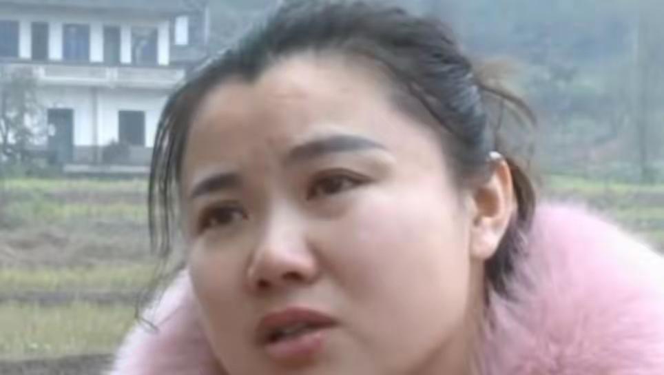 河南姑娘姚洁在浙江工厂流水线上，因为一句“你是哪个凼的噻”的重庆方言，当场拽住工