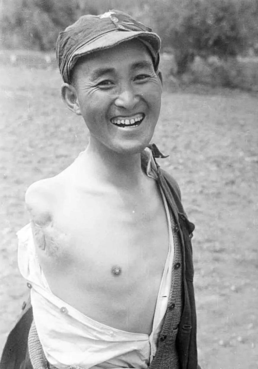 图片中的主人公，是被誉为“左臂左笔左将军，文将战将儒将风”的共和国少将——左齐将