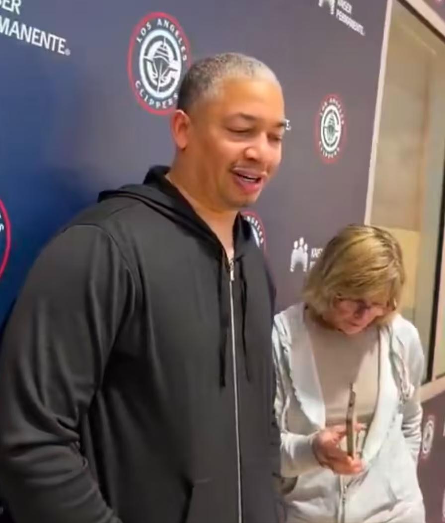 快船主帅泰伦-卢在训练结束后接受采访，半开玩笑地说自己已经“看腻”了库里在季后赛