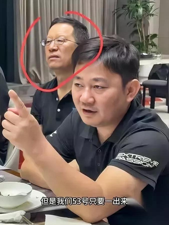 张雪脾气再大

也不敢惹这人

为啥？人家可是攥着他整个机车品牌的命根子啊。

