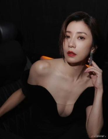 还记得苏有朋版本的倚天屠龙记里的赵敏吗？现在成这样了 ​​​